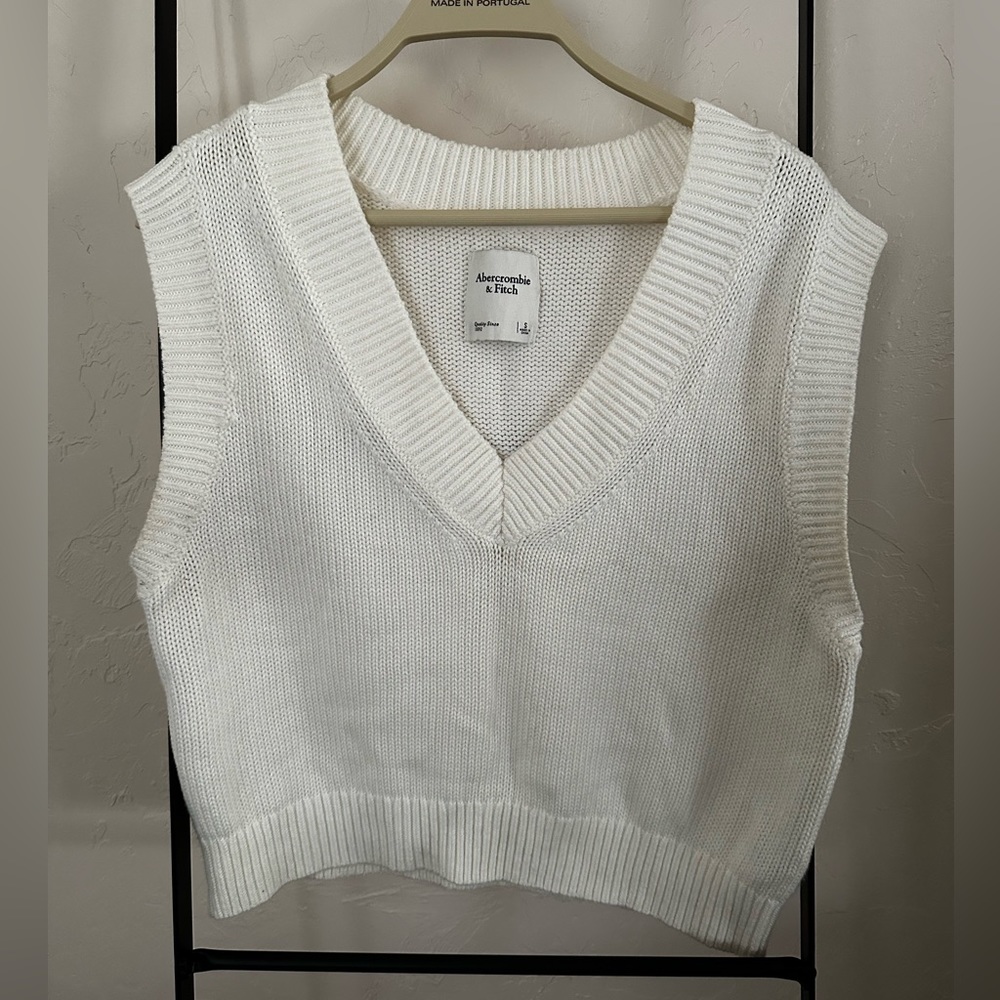 Abercrombie & Fitch White Cropped Knit Sweater Vest